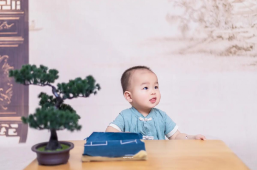 钟祥怀孕肚子中间凹两边凸